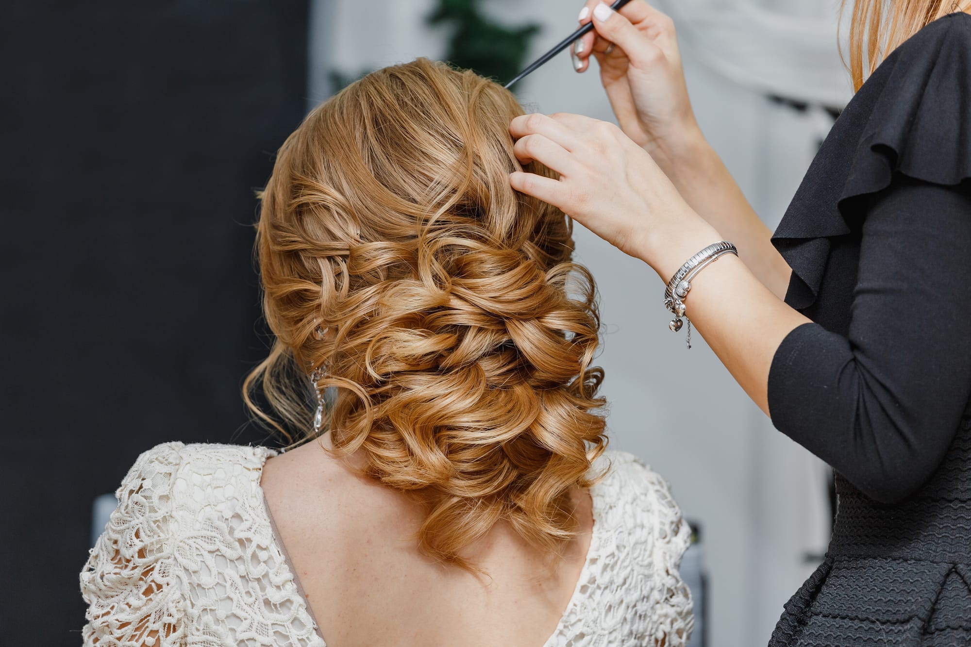 Elegant opgestoken bruidskapsel